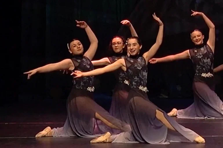 11+ Beginners dancers on stage